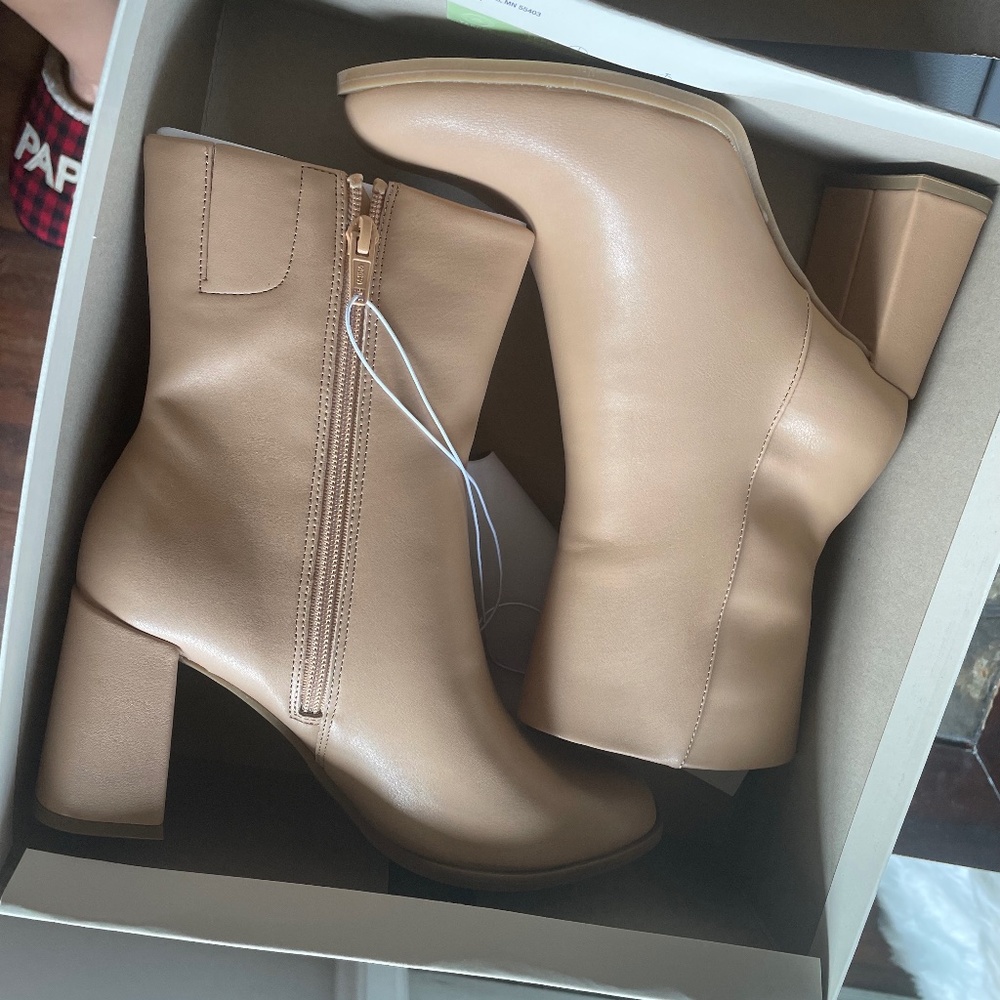 Size 8 tan chunky heel boots